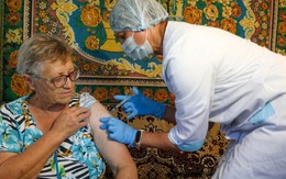 Từ hoài nghi vaccine, người Nga đổ xô tiêm phòng vì lo ngại biến chủng mới