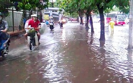 Nhiều tuyến phố tại Hà Nội ngập nặng sau cơn mưa chiều