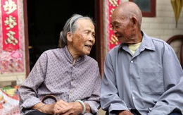 Cặp vợ chồng 82 tuổi vẫn vô cùng khỏe mạnh, minh mẫn: Bí quyết của họ đến từ việc ăn ít cơm, nhưng tăng cường 3 món siêu đơn giản
