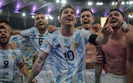 Ảnh: Messi được cả đội tung lên trời sau khi giành chức vô địch đầu tiên với ĐT Argentina