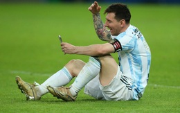 Khoảnh khắc "gia đình là số 1" gây sốt MXH thế giới: Messi ngồi bệt giữa sân video call khoe vợ huy chương vô địch Copa America