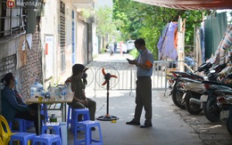 Hà Nội: Phong toả con ngõ tại phường Mỹ Đình, nhân viên y tế gọi cửa từng nhà để khai báo y tế