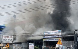 CLIP: Cháy lớn kế bên cây xăng Hưng Lộc, cột khói bốc cao cả trăm mét