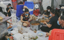 Chuyện ấm lòng khi Sài Gòn giãn cách: Hội chị em miệt mài nấu hàng trăm phần cơm, đi khắp nơi để tặng cho người khó khăn
