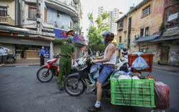 Hà Nội ngày đầu thực hiện Công điện 15: Tiểu thương ngậm ngùi quay xe ngay trước cổng chợ, có người rưng rưng nước mắt, hàng đã nhập về biết bán đi đâu?