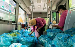 Ảnh, clip: Những chiếc xe buýt chở đầy rau củ với giá bình ổn cho người dân Sài Gòn những ngày giãn cách xã hội