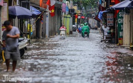 Nước tràn vào nhà, 'phố biến thành sông' sau mưa lớn ở Hà Nội