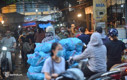 Ảnh: Từ sáng sớm, các khu chợ ở Hà Nội đã đông nghẹt người mua hàng