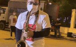 Khi âm nhạc vơi nhẹ nỗi đau: Nghệ sĩ saxophone Trần Mạnh Tuấn biểu diễn tại bệnh viện dã chiến TP.HCM khiến hàng nghìn người xúc động