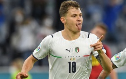 Cầu thủ Ý tiến vào khán đài, ôm chầm lấy CĐV để ăn mừng chiến thắng oanh liệt ở tứ kết Euro