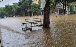 Ảnh: Thành phố Lào Cai chìm trong biển nước, nhiều nhà, ô tô ngập sâu sau trận mưa lớn
