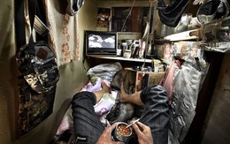 Bật khóc giữa "căn hộ quan tài" đắt đỏ ở Hồng Kông: Khó sống tới mức "nghẹt thở"