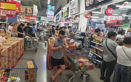 Người dân TP HCM lại đổ đến siêu thị, cửa hàng mua gom thực phẩm