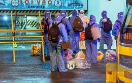 Chùm ảnh: Đoàn xe chở bệnh nhân Covid-19 nối đuôi nhau đến Bệnh viện dã chiến ở Sài Gòn trong cơn mưa đêm
