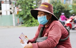 Người bán vé số bật khóc, cố bán những tờ cuối cùng trước giờ giãn cách: "Mai dừng rồi, ngoại không biết lấy gì mà sống"