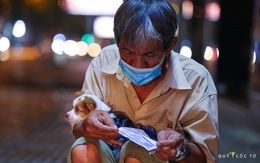 Chùm ảnh cảm xúc nhất lúc này: Thương lắm những người vô gia cư, nhưng Sài Gòn ơi, sẽ giãn cách mà không xa cách!
