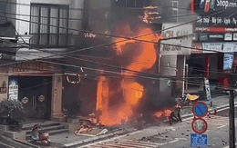 Video: Kinh hoàng tiếng nổ lớn phát ra liên tiếp từ cửa hàng gas đang bốc cháy dữ dội ở Lào Cai