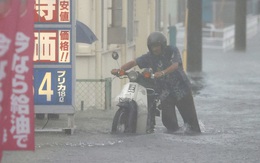 Mưa lũ lớn khủng khiếp "chưa từng thấy", nước cuốn trôi cả xe tải: Nhật Bản phát cảnh báo mức cao nhất có thể