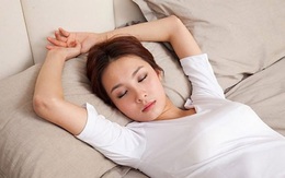Phụ nữ khi ngủ, kiên trì giữ tư thế này sẽ giúp giảm cân, ngừa bệnh phụ khoa và cải thiện giấc ngủ