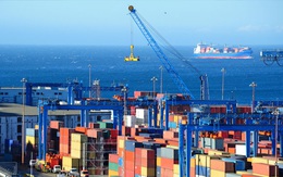Điều gì đang xảy ra với mạng lưới vận tải biển Việt Nam và thế giới? Liệu sẽ xuất hiện hiệu ứng 'domino' khi hàng trăm container ùn ứ, giá cước tăng mạnh?