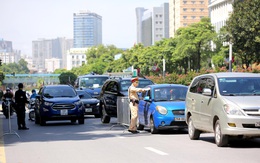 Hình ảnh tổ công tác đặc biệt kiểm tra người lưu thông trong nội đô Hà Nội