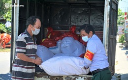 Ảnh: Đội nắng chở lương thực tiếp tế tận nhà cho người dân khó khăn ở Đà Nẵng