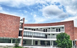 Một trường đại học ở Huế có kiến trúc đẹp xuất sắc nằm ven sông Hương đang gây xôn xao giới học trò