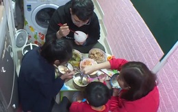 Người ở Hong Kong có thể nghèo đến mức nào: Gia đình 4 người sống trong căn phòng 5m2, nấu ăn trong WC, tiết kiệm cả đời cũng không mua nổi nhà