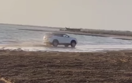 Không hổ danh "thánh lật" - chiếc Toyota Fortuner lật nhào sau màn drift trên cát
