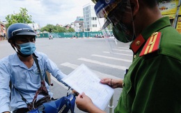 Hà Nội: Phát hiện giấy đi đường của người bán cá mới '8 tháng tuổi'