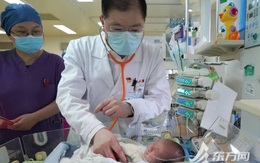 Bé trai 1 tháng tuổi bị xuất huyết não, bác sĩ cảnh báo thói quen ăn uống của mẹ có thể ảnh hưởng nghiêm trọng đến con