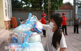 Hà Nội: Ấm lòng những suất gạo miễn phí tặng người dân nghèo giữa dịch Covid-19