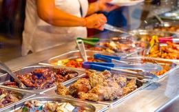 Chuyên gia thực phẩm tiết lộ những món "bẩn nhất" trong nhà hàng buffet: Khách nào cũng thích nhưng có món đầu bếp còn từ chối ăn