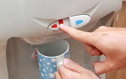 Thói quen uống nước nóng pha với nước lạnh sẽ gây hại nếu bạn không nắm rõ 3 điều quan trọng này: Vi khuẩn sinh sôi, cơ thể mắc bệnh
