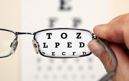 Nhiều người đổ xô đi tìm thuốc nhỏ mắt chữa cận thị: Chuyên gia bóc trần sự thật phía sau