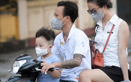 Ra đường mùa dịch: Nhiều người ở Hà Nội nhớ khẩu trang nhưng 'quên' luật giao thông