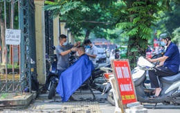 Người dân Hà Nội xếp hàng, chờ nhiều giờ để cắt tóc