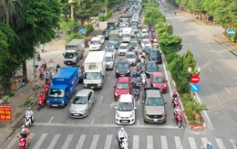 Toàn cảnh Hà Nội trong ngày đầu nới lỏng giãn cách: "Đặc sản" tắc đường, nhịp sống quay trở lại, người dân ùn ùn ra cửa ngõ rời Thủ đô