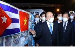 Ảnh: Chuyên cơ chở Chủ tịch nước Nguyễn Xuân Phúc về đến Hà Nội cùng lượng lớn vacinne