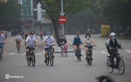 Hồ Gươm ngày trở lại: "Trường đua" xe đạp rộn ràng, người tập thể dục hân hoan còn giới trẻ í ới nhau "chiều lượn một vòng nhé!"