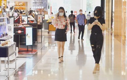 Hà Nội ngày đầu mở cửa trở lại TTTM, shop thời trang: Nơi tấp nập, nơi vắng hoe khách