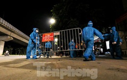 Dỡ phong toả ‘ổ dịch’ lớn nhất Hà Nội, người dân vui mừng trở về nhà trong đêm