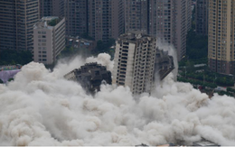 Chưa đầy 1 phút, 15 tòa nhà cao tầng bỗng chốc biến thành đống đổ nát