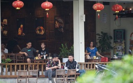 Nhân tố nào ở Việt Nam quyết định tiếp tục giãn cách hay dần mở cửa?