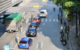 Hà Nội: Tài xế không có giấy đi đường, cố thủ trong xe ô tô 30 phút vì "sợ lây bệnh Covid-19" tại chốt vùng đỏ