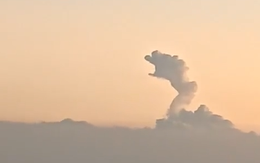 Xôn xao cảnh đám mây hình con rồng hiện ra lúc hoàng hôn ở vùng An Giang