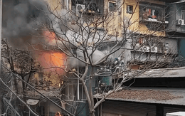 Hà Nội: Người đàn ông không quen biết trèo lên mái nhà, lao vào "biển lửa" giải cứu bé gái