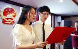 Giới trẻ Trung Quốc: Cho tiền cũng không muốn kết hôn, sinh con, van xin 'hãy để chúng tôi yên'!