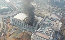 Đám cháy cùng cột khói đen bốc cao tại công trình trụ sở Tòa án nhân dân TP Hà Nội