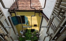 Ngôi nhà 45m² ở Sài Gòn được trang trí rất ấn tượng bởi những cánh cửa cũ